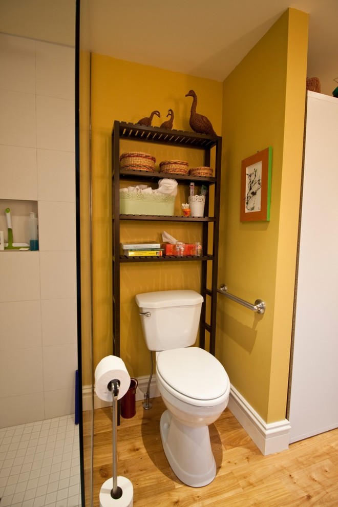 Cette image montre une salle de bain principale design de taille moyenne avec un plan vasque, un placard à porte shaker, des portes de placard grises, une douche à l'italienne, WC à poser, un carrelage blanc, des carreaux de céramique, un mur jaune et parquet clair.