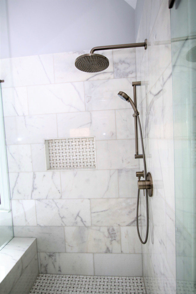 На фото: большая главная ванная комната в стиле модернизм с фасадами в стиле шейкер, белыми фасадами, отдельно стоящей ванной, угловым душем, врезной раковиной, мраморной столешницей и душем с распашными дверями