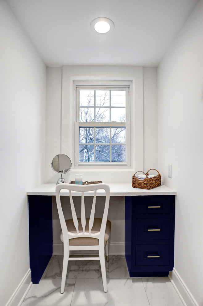 Пример оригинального дизайна: главная ванная комната среднего размера в современном стиле с фасадами в стиле шейкер, душем в нише, раздельным унитазом, белой плиткой, керамогранитной плиткой, белыми стенами, врезной раковиной, душем с распашными дверями, белой столешницей, фиолетовыми фасадами, мраморным полом, мраморной столешницей и белым полом