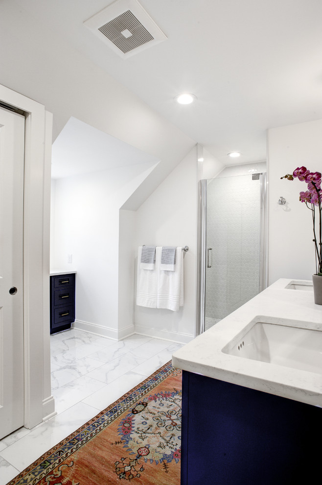 Стильный дизайн: главная ванная комната среднего размера в современном стиле с фасадами в стиле шейкер, душем в нише, раздельным унитазом, белой плиткой, керамогранитной плиткой, белыми стенами, врезной раковиной, душем с распашными дверями, белой столешницей, фиолетовыми фасадами, мраморным полом, мраморной столешницей и белым полом - последний тренд