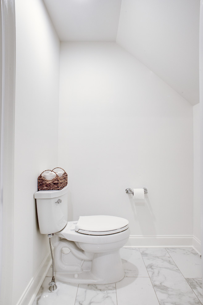 Idéer för att renovera ett mellanstort funkis vit vitt en-suite badrum, med skåp i shakerstil, en dusch i en alkov, en toalettstol med separat cisternkåpa, vit kakel, porslinskakel, vita väggar, ett undermonterad handfat, dusch med gångjärnsdörr, lila skåp, marmorgolv, marmorbänkskiva och vitt golv