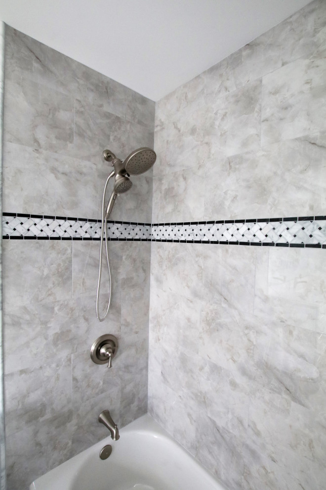 Imagen de cuarto de baño moderno de tamaño medio con armarios estilo shaker, puertas de armario blancas, bañera encastrada, aseo y ducha, lavabo bajoencimera y encimeras blancas