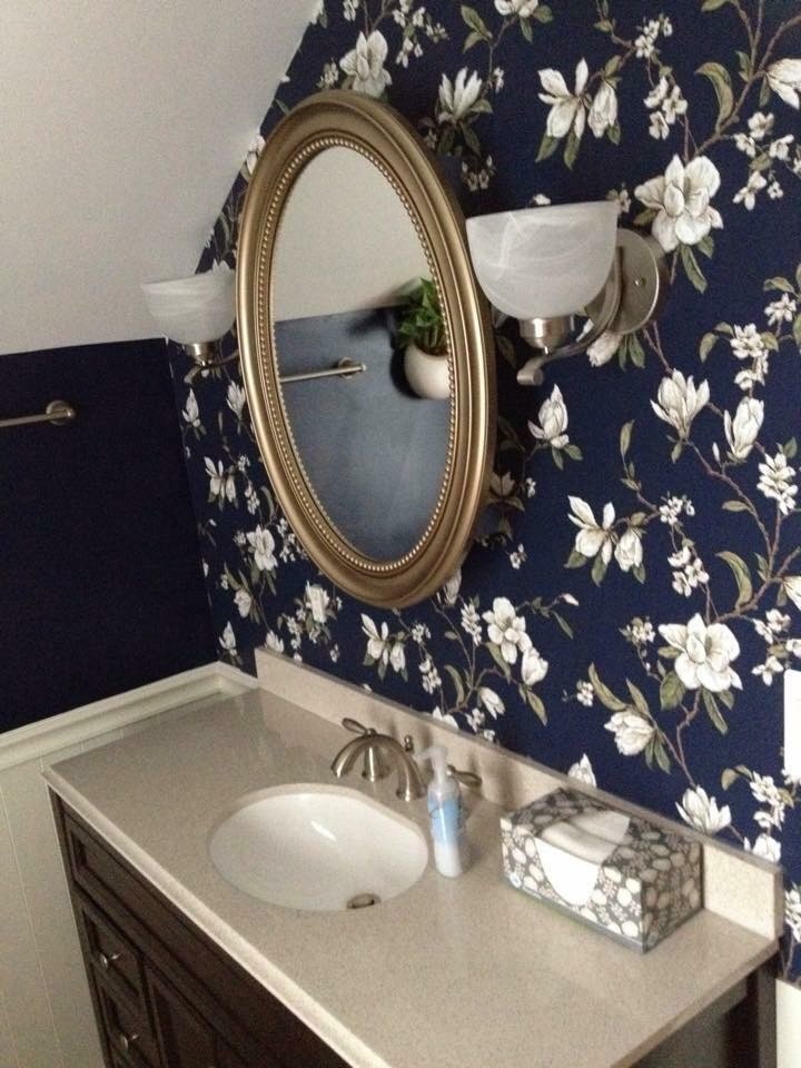 На фото: главная ванная комната среднего размера в классическом стиле с фасадами с выступающей филенкой, темными деревянными фасадами, угловым душем, унитазом-моноблоком, бежевой плиткой, керамогранитной плиткой, синими стенами, врезной раковиной, столешницей из гранита и душем с распашными дверями
