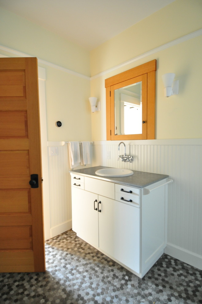 Пример оригинального дизайна: главная ванная комната среднего размера в стиле фьюжн с плоскими фасадами, белыми фасадами, открытым душем, стеклянной плиткой, желтыми стенами, накладной раковиной, столешницей из цинка, серым полом и открытым душем