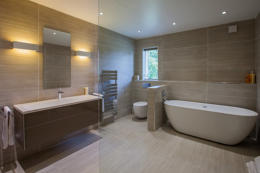 Inspiration för moderna en-suite badrum, med ett fristående badkar