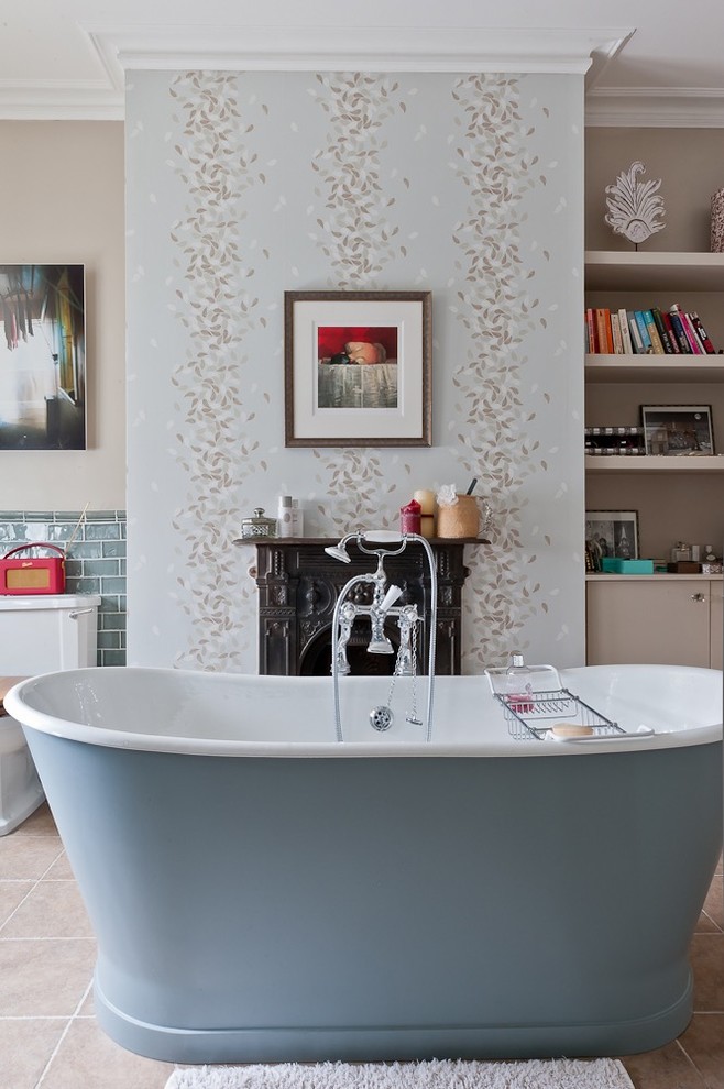 Mittelgroßes Shabby-Style Badezimmer En Suite mit freistehender Badewanne, Toilette mit Aufsatzspülkasten, blauen Fliesen, Keramikfliesen, brauner Wandfarbe, Keramikboden und braunem Boden in London