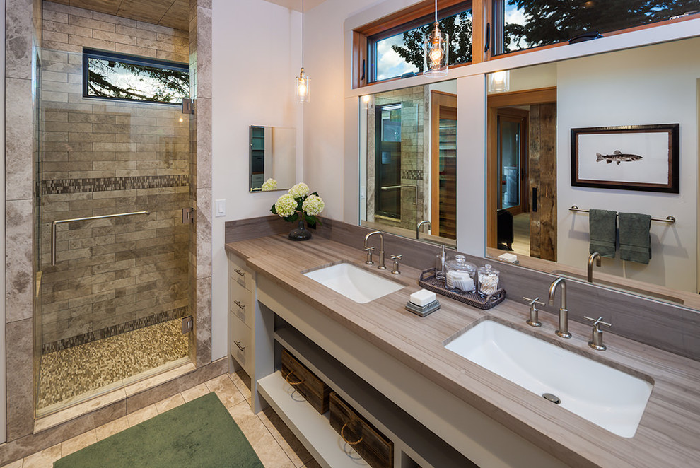 На фото: главная ванная комната в современном стиле с серыми фасадами, душем в нише, белыми стенами, полом из керамической плитки, врезной раковиной, открытыми фасадами, коричневой плиткой и зеркалом с подсветкой с