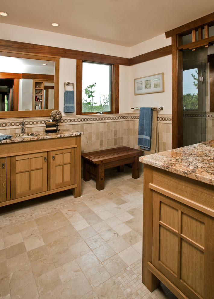 Bild på ett amerikanskt badrum, med skåp i shakerstil och marmorbänkskiva