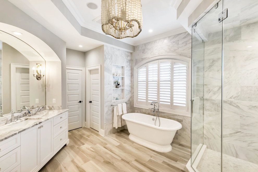 Пример оригинального дизайна: главная ванная комната в морском стиле с фасадами с утопленной филенкой, отдельно стоящей ванной, двойным душем, разноцветной плиткой, мраморной плиткой, серыми стенами, полом из керамической плитки, врезной раковиной, столешницей из искусственного кварца, серым полом, душем с распашными дверями, разноцветной столешницей и белыми фасадами