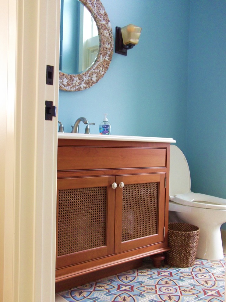 Foto på ett litet maritimt vit badrum, med möbel-liknande, skåp i mellenmörkt trä, blå väggar, bänkskiva i kvarts och flerfärgat golv