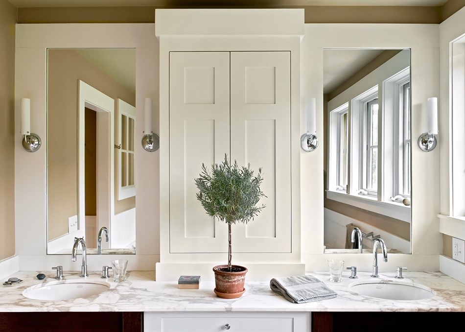 Foto di una grande stanza da bagno padronale chic con ante in stile shaker, ante bianche, pareti bianche, lavabo sottopiano e top in quarzite