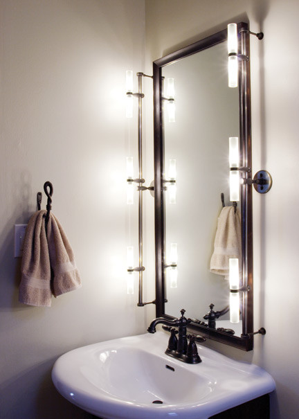Foto di una piccola stanza da bagno con doccia tradizionale con pareti beige e lavabo a colonna