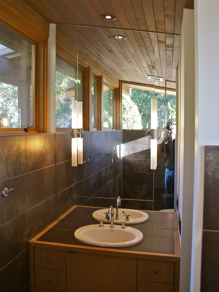 Cette photo montre une salle de bain tendance avec un lavabo posé.