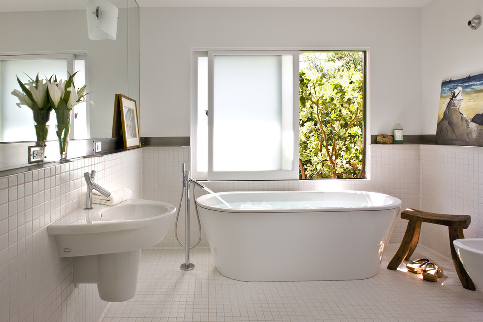 Идея дизайна: ванная комната в современном стиле с подвесной раковиной