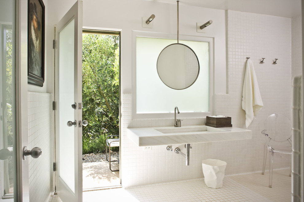 Cette photo montre une salle de bain tendance avec un plan de toilette en marbre.