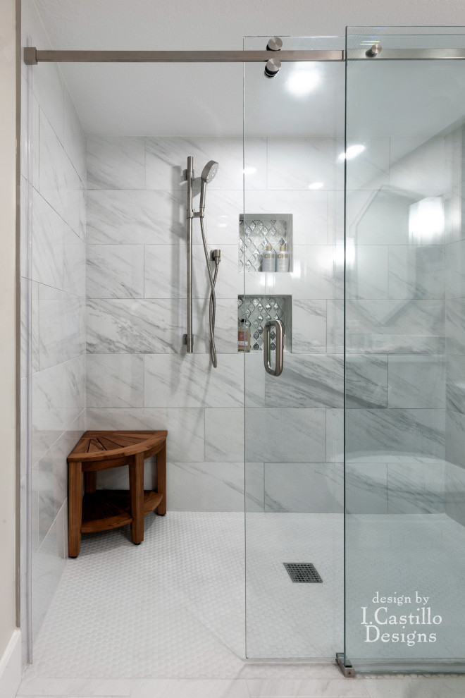 Exempel på ett mellanstort modernt vit vitt en-suite badrum, med luckor med lamellpanel, skåp i ljust trä, en öppen dusch, en toalettstol med separat cisternkåpa, vit kakel, porslinskakel, beige väggar, klinkergolv i keramik, ett undermonterad handfat, bänkskiva i kvarts, grått golv och dusch med skjutdörr