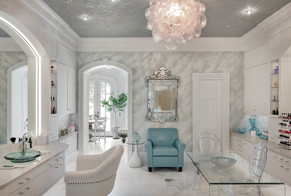 Свежая идея для дизайна: огромная главная ванная комната в классическом стиле с плоскими фасадами, белыми фасадами, мраморным полом, настольной раковиной, мраморной столешницей, серым полом и серой столешницей - отличное фото интерьера