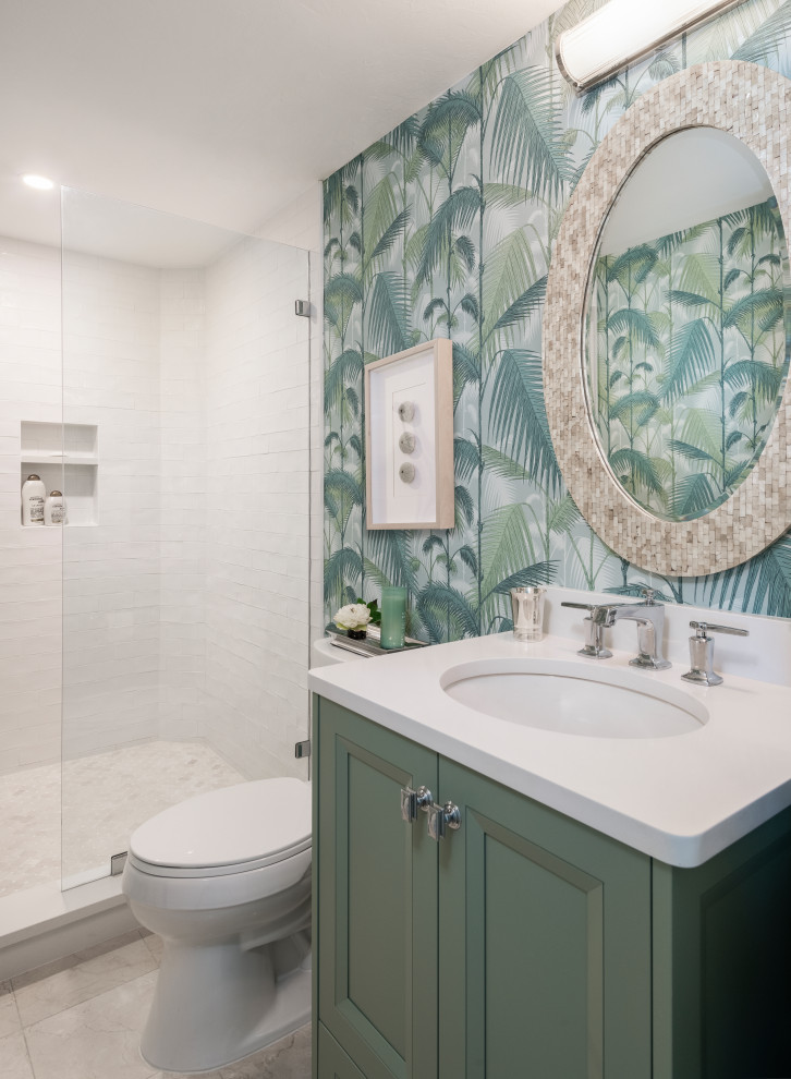 Пример оригинального дизайна: маленькая ванная комната в морском стиле с фасадами с утопленной филенкой, зелеными фасадами, душем в нише, унитазом-моноблоком, белой плиткой, керамогранитной плиткой, мраморным полом, душевой кабиной, врезной раковиной, столешницей из искусственного кварца, бежевым полом, душем с распашными дверями, белой столешницей, тумбой под одну раковину, встроенной тумбой и обоями на стенах для на участке и в саду