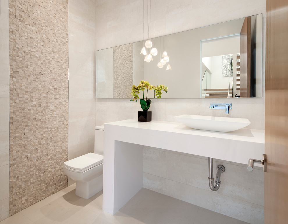 Aménagement d'une salle de bain contemporaine avec une vasque, un carrelage beige et un carrelage de pierre.