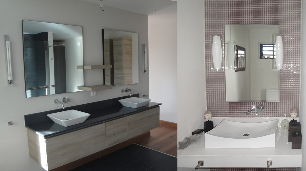 На фото: ванная комната среднего размера в морском стиле с консольной раковиной, стеклянной плиткой, белыми стенами и полом из керамической плитки