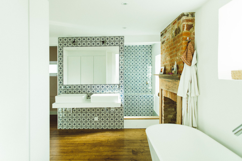 Esempio di una stanza da bagno design di medie dimensioni con vasca freestanding, piastrelle in ceramica, pareti bianche, parquet scuro, lavabo sospeso, pavimento marrone e doccia aperta