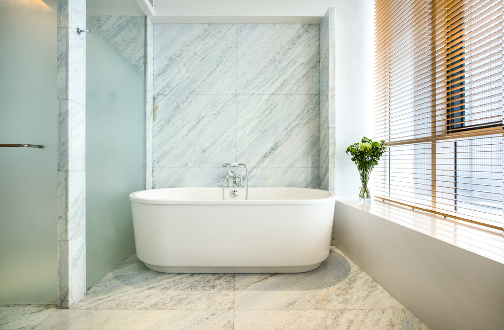 Cette image montre une très grande douche en alcôve craftsman en bois clair avec une baignoire indépendante, un carrelage bleu, des dalles de pierre, un mur bleu, un sol en marbre, un lavabo posé et un plan de toilette en marbre.