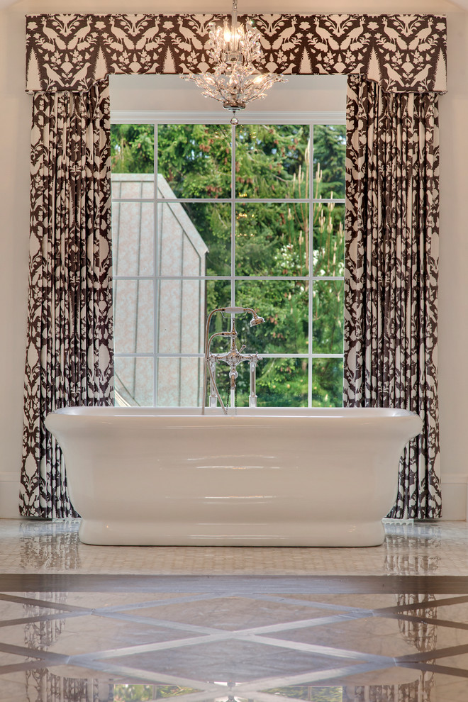 Ispirazione per un'ampia stanza da bagno padronale classica con vasca freestanding, piastrelle bianche, piastrelle in pietra, pareti bianche e pavimento in marmo