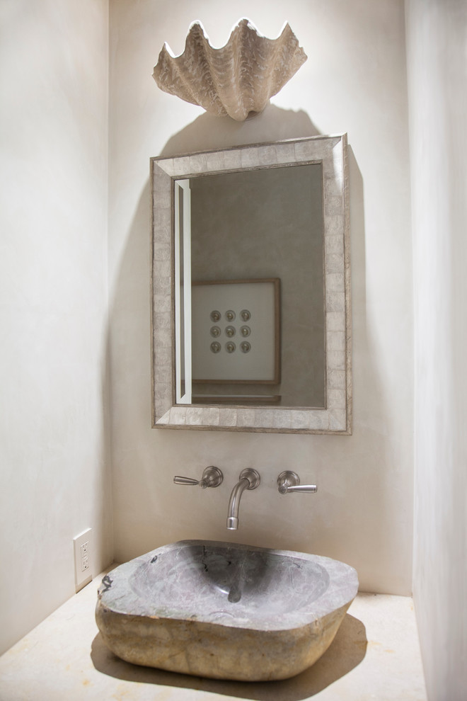 Diseño de cuarto de baño marinero pequeño con paredes beige, aseo y ducha, lavabo sobreencimera y encimera de cemento