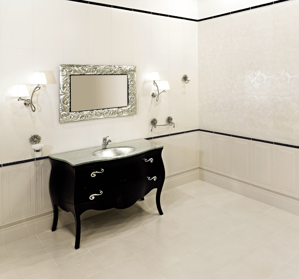 Esempio di una stanza da bagno eclettica con lavabo sottopiano, ante nere e piastrelle beige