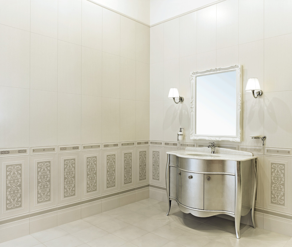 Пример оригинального дизайна: ванная комната в стиле фьюжн с врезной раковиной, белой плиткой и плоскими фасадами