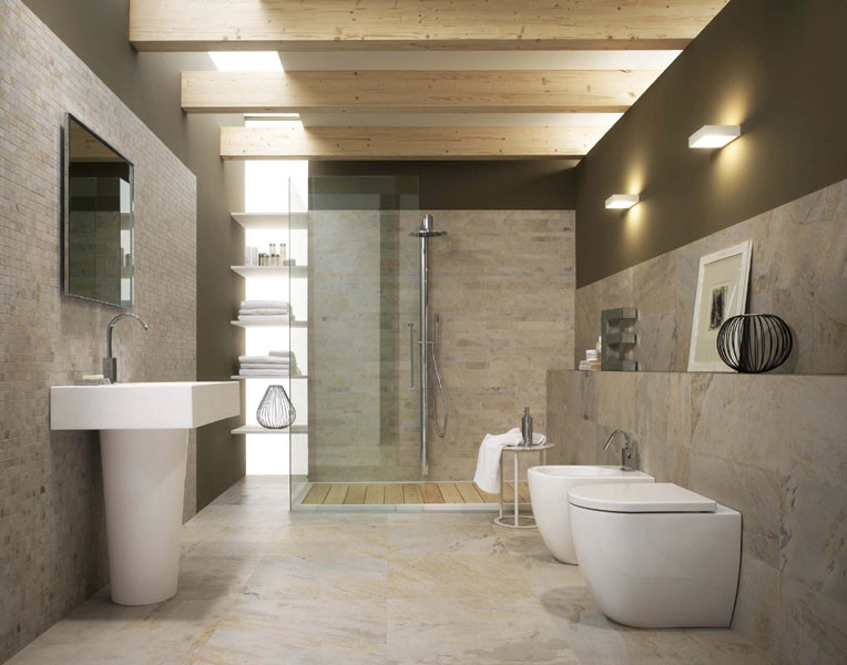 Inspiration pour une salle de bain principale design avec une douche ouverte, un bidet, un carrelage multicolore, des carreaux de porcelaine, un mur beige, un sol en carrelage de porcelaine et un lavabo de ferme.
