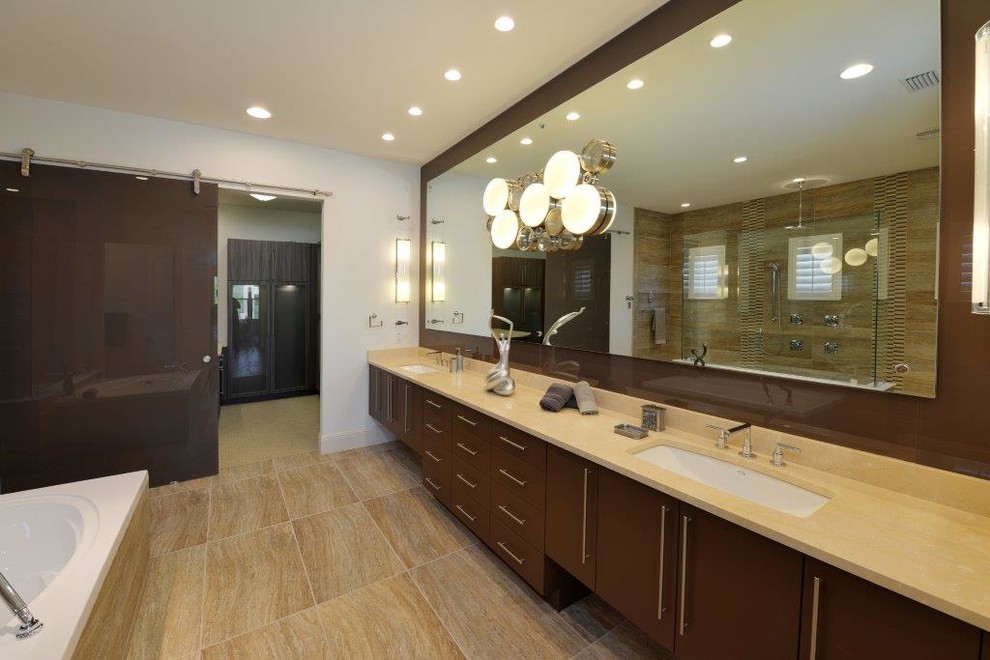 Exemple d'une salle de bain principale exotique en bois foncé de taille moyenne avec un lavabo encastré, un placard à porte plane, un plan de toilette en granite, une baignoire posée, une douche double, WC à poser, un carrelage beige, des carreaux de porcelaine, un mur blanc et un sol en carrelage de porcelaine.