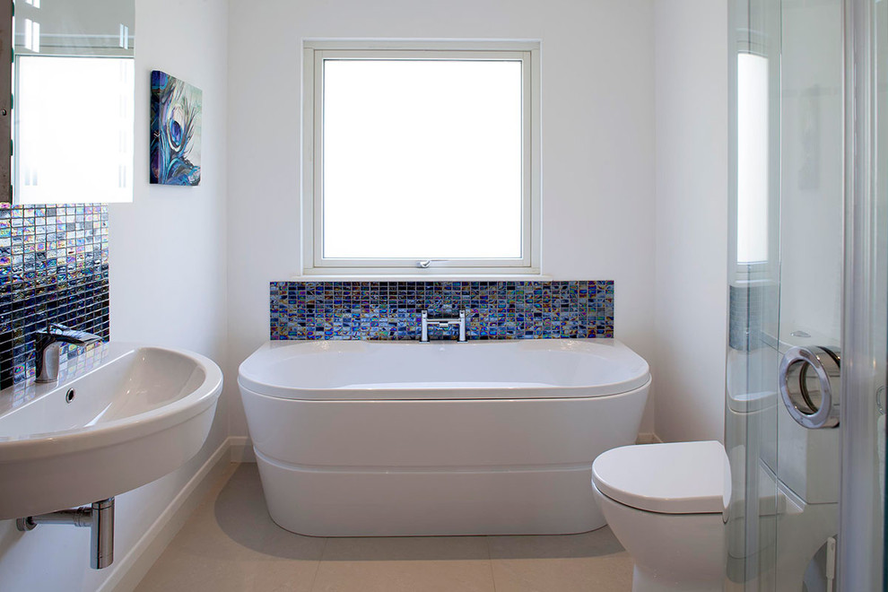 Inspiration för små moderna badrum, med släta luckor, ett fristående badkar, en hörndusch, en toalettstol med hel cisternkåpa, flerfärgad kakel, cementkakel, vita väggar, klinkergolv i keramik och ett väggmonterat handfat