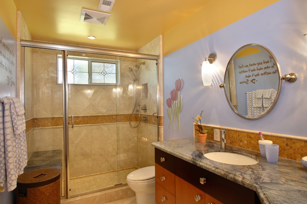Exemple d'une douche en alcôve tendance en bois brun avec un lavabo encastré, un placard à porte plane, un carrelage beige, un plan de toilette en granite, WC à poser, un mur jaune, un sol en marbre et une fenêtre.