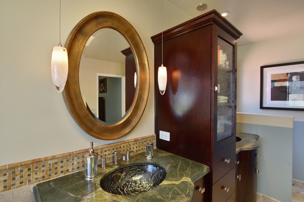 Idee per una stanza da bagno contemporanea con lavabo sottopiano, ante lisce, ante in legno bruno, piastrelle beige, top in marmo, WC monopezzo, pareti beige e pavimento in marmo