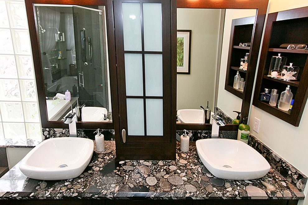 Immagine di una stanza da bagno padronale chic di medie dimensioni con ante con riquadro incassato, ante in legno bruno, vasca da incasso, pistrelle in bianco e nero, pareti bianche, lavabo a bacinella e top in granito