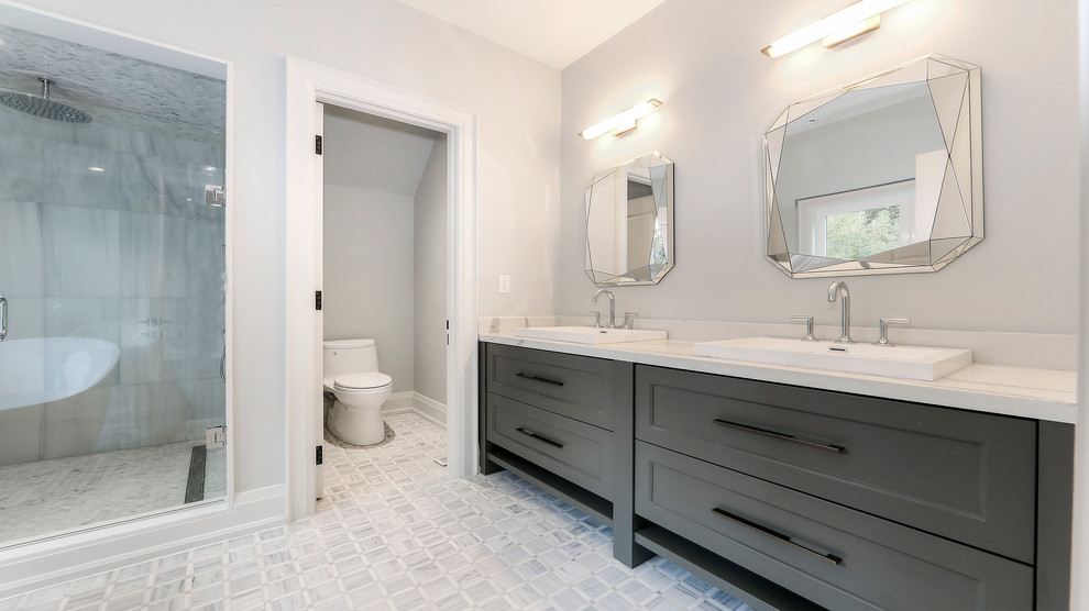 Inredning av ett klassiskt mellanstort en-suite badrum, med skåp i shakerstil, grå skåp, ett fristående badkar, en dusch i en alkov, en toalettstol med hel cisternkåpa, vit kakel, mosaik, vita väggar, mosaikgolv, ett nedsänkt handfat och marmorbänkskiva