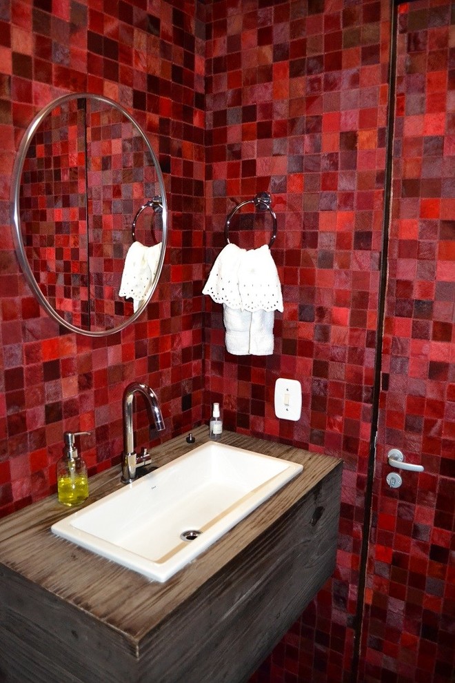 Идея дизайна: ванная комната среднего размера в стиле фьюжн с плоскими фасадами, искусственно-состаренными фасадами, унитазом-моноблоком, красной плиткой, плиткой мозаикой, красными стенами, душевой кабиной, накладной раковиной и столешницей из дерева