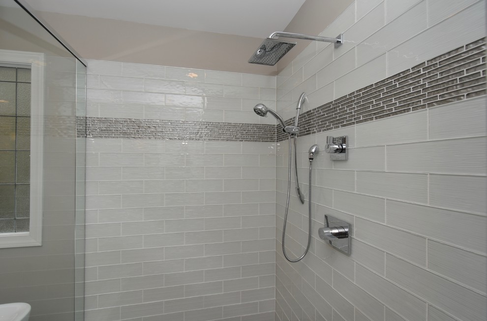 Example of a mid-sized minimalist master gray tile and porcelain tile porcelain tile bathroom design in Atlanta with shaker cabinets, gray cabinets, a one-piece toilet, gray walls, an undermount sink and quartz countertops