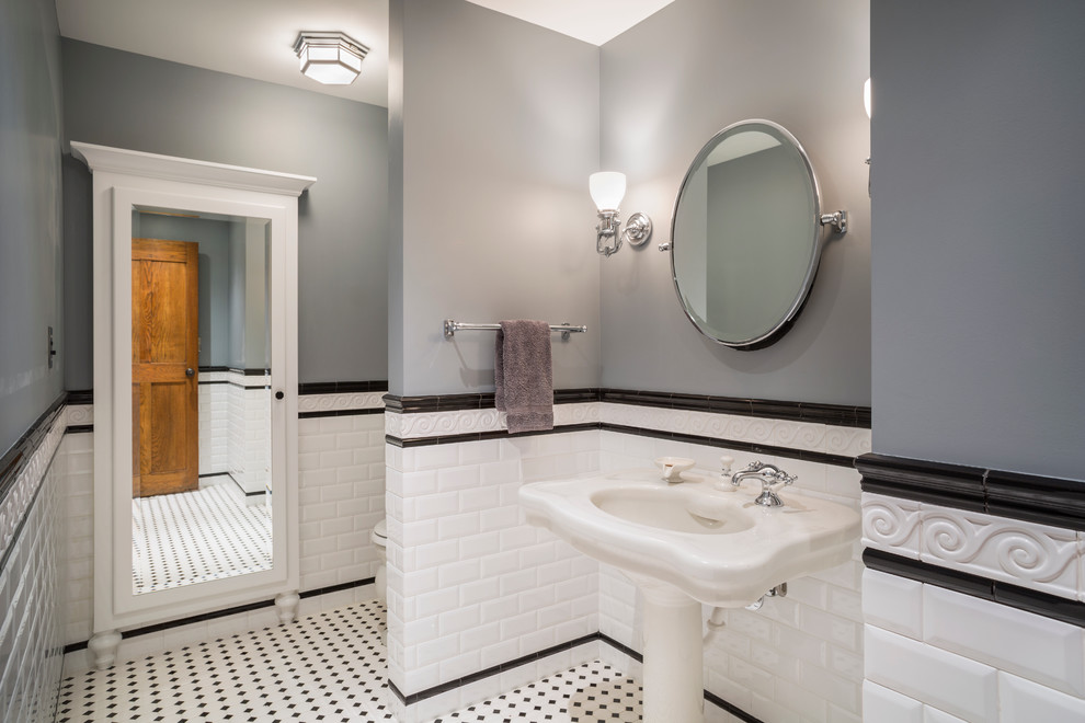На фото: ванная комната в классическом стиле с раковиной с пьедесталом, белой плиткой и плиткой кабанчик