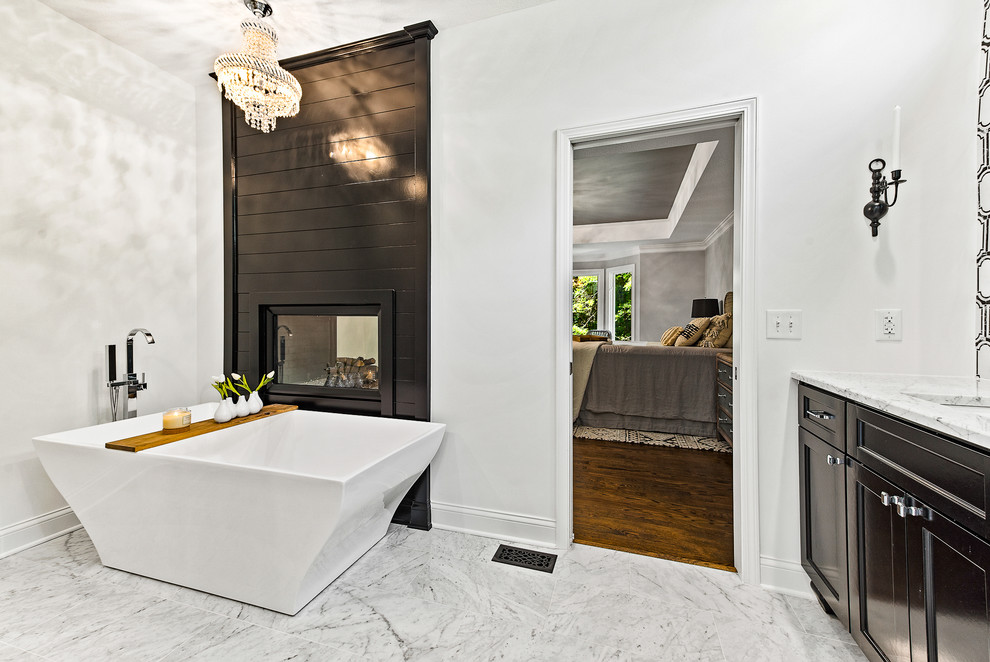 Свежая идея для дизайна: главная ванная комната среднего размера в средиземноморском стиле с фасадами с утопленной филенкой, черными фасадами, отдельно стоящей ванной, двойным душем, разноцветной плиткой, керамической плиткой, белыми стенами, врезной раковиной, серым полом, открытым душем и серой столешницей - отличное фото интерьера