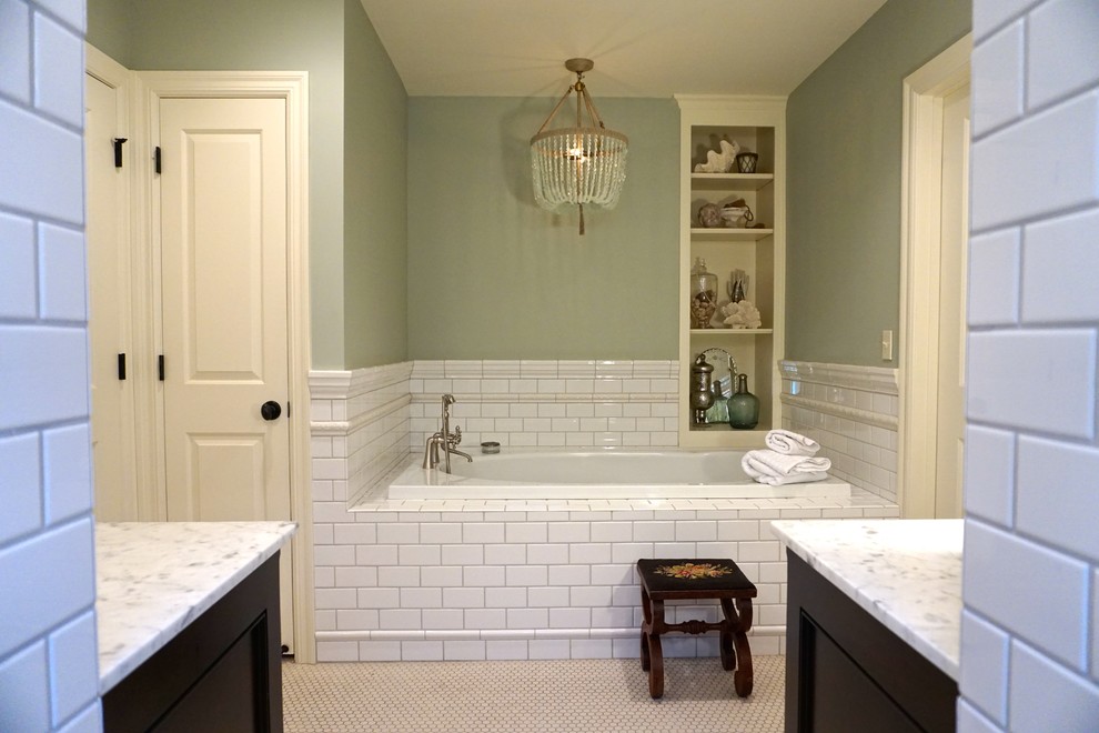 Пример оригинального дизайна: главная ванная комната среднего размера в классическом стиле с фасадами с утопленной филенкой, темными деревянными фасадами, мраморной столешницей, накладной ванной, белой плиткой, плиткой кабанчик, синими стенами и полом из мозаичной плитки