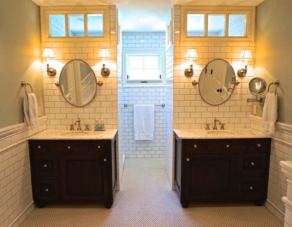 Идея дизайна: главная ванная комната среднего размера в классическом стиле с врезной раковиной, фасадами с утопленной филенкой, темными деревянными фасадами, мраморной столешницей, ванной в нише, открытым душем, раздельным унитазом, белой плиткой, плиткой кабанчик, синими стенами и полом из мозаичной плитки
