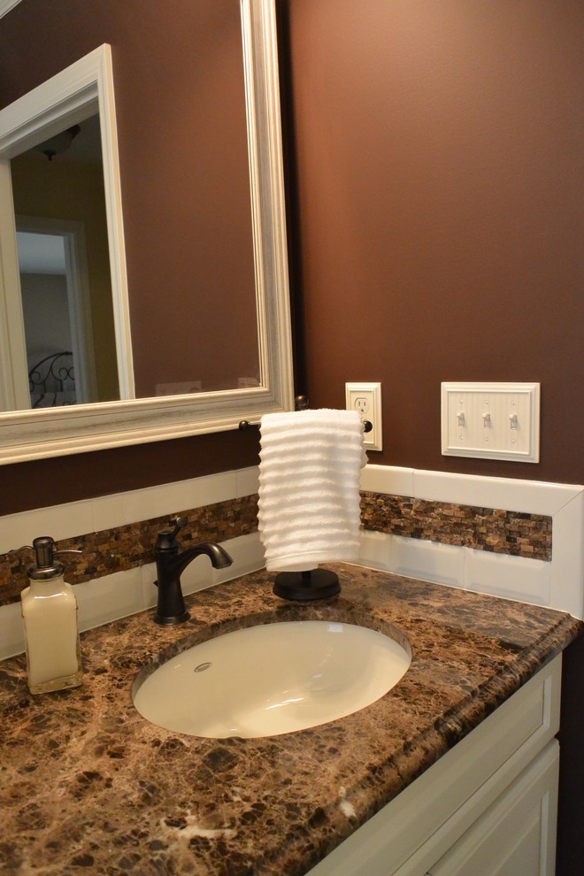 Пример оригинального дизайна: ванная комната в классическом стиле с врезной раковиной, фасадами островного типа, белыми фасадами, мраморной столешницей, ванной в нише, душем в нише, керамической плиткой, коричневыми стенами и полом из керамической плитки