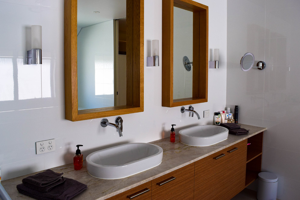 Idéer för ett stort modernt en-suite badrum, med luckor med profilerade fronter, skåp i mellenmörkt trä, ett badkar i en alkov, en öppen dusch, en vägghängd toalettstol, vit kakel, keramikplattor, vita väggar, klinkergolv i porslin, ett integrerad handfat, granitbänkskiva, beiget golv och dusch med gångjärnsdörr