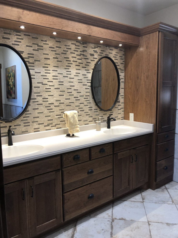 Immagine di una stanza da bagno padronale rustica con ante marroni, piastrelle beige, pareti beige, top in quarzite, pavimento bianco, top bianco e due lavabi