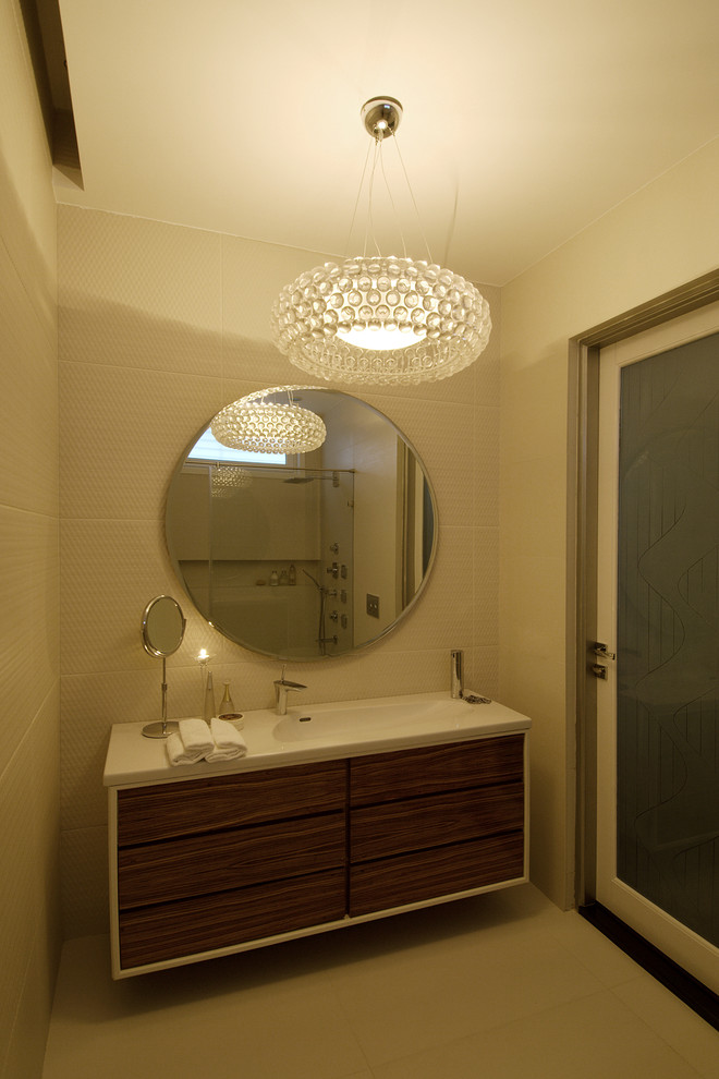 Idée de décoration pour une salle de bain design en bois brun de taille moyenne avec un placard en trompe-l'oeil, une douche à l'italienne, WC suspendus, un carrelage blanc, des carreaux de porcelaine, un mur blanc, un sol en carrelage de porcelaine et un lavabo intégré.