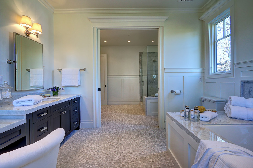 Idee per una grande stanza da bagno padronale moderna con top in marmo, piastrelle bianche, piastrelle in pietra e pavimento con piastrelle a mosaico