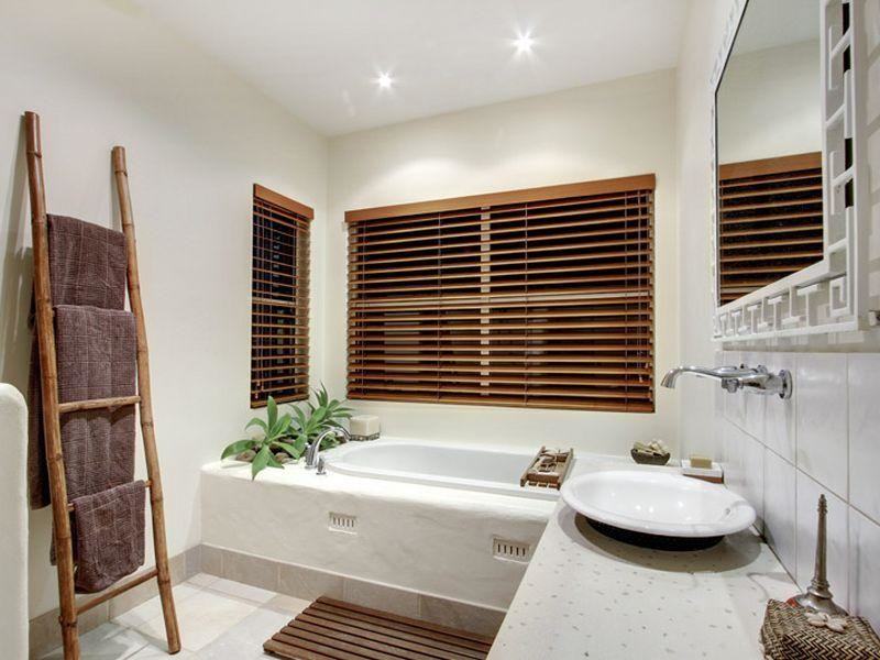 Стильный дизайн: маленькая главная ванная комната в современном стиле с раковиной с пьедесталом, открытыми фасадами, мраморной столешницей, угловой ванной, белой плиткой, белыми стенами и полом из керамогранита для на участке и в саду - последний тренд