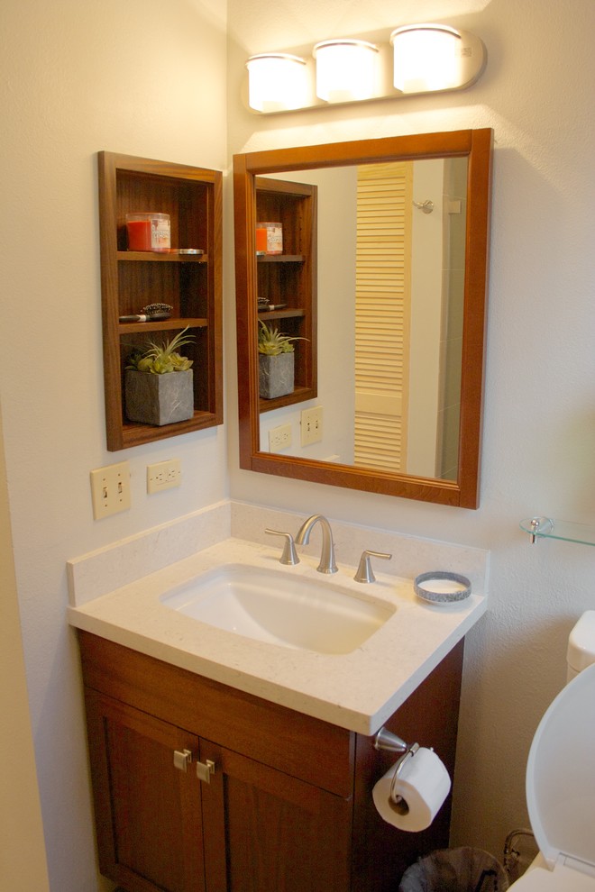 Imagen de cuarto de baño moderno con lavabo encastrado, armarios estilo shaker, puertas de armario de madera oscura, paredes blancas y suelo de baldosas de cerámica